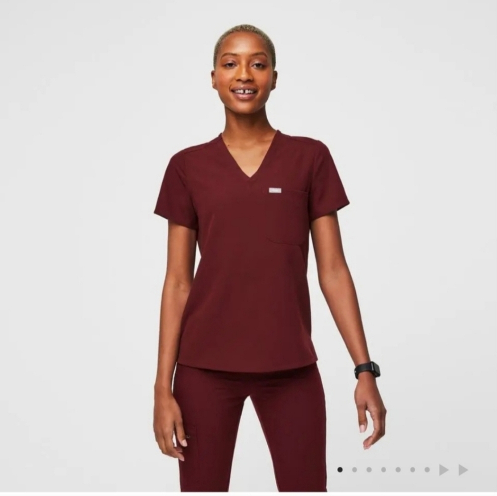 Figs Catarina One Pocket Scrub Top in Burgundy Size Small